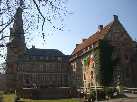 Raesfeld : Schloss Raesfeld, Innenhofseite der Oberburg, links der Westflügel mit Schlossturm ( 52 m hoch )
